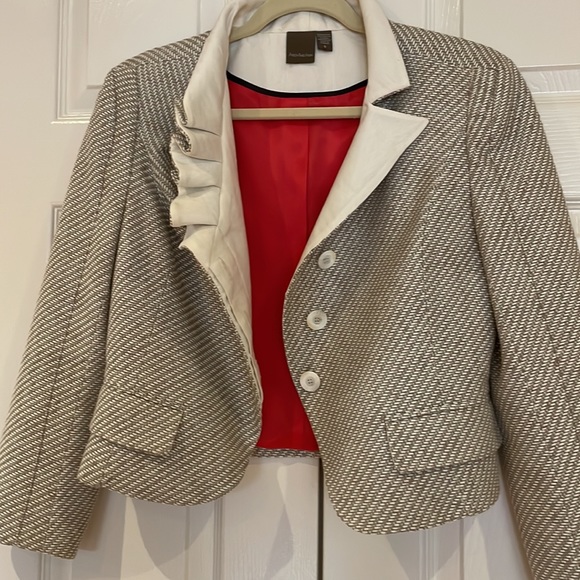 Canadian Designer AndyThéAhn Detailed Jacket & Skirt taupe/ivory. Size 6, New. - Picture 4 of 15
